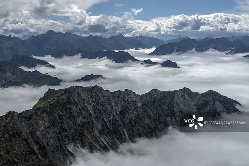 从内贝尔峰(Nebelhorn)山顶眺望阿尔高阿尔卑斯山,山峦从山谷的雾气中升起,地点:上阿尔高地区奥伯斯多夫(Oberstdorf, Oberallgäu, Allgäu, Bavaria, Germany)图片素材