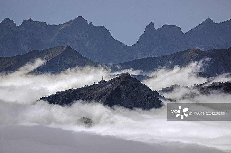 从内贝尔峰(Nebelhorn)山顶看到的阿尔高阿尔卑斯山景色,瓦尔门丁格峰(Walmendinger Horn)位于中间,山峦从山谷的雾气中升起,位于奥伯斯特多夫(Oberstdorf)、上阿尔高(Oberallgäu)、阿尔高(Allgäu)、巴伐利亚(Bavaria)、德国。图片素材