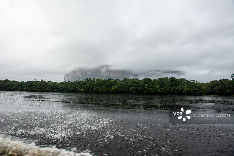 奥扬特普伊台地的景色,在卡劳河上航行。卡奈马之心:乘库里亚拉船在卡劳河上航行,穿越稀树草原,徒步雨林到达雄伟的台地。图片素材