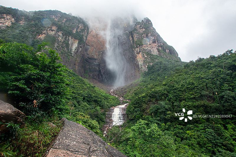 委内瑞拉卡奈玛国家公园:乘库里亚拉船穿越卡劳河,在热带草原和雨林中跋涉,最终抵达雄伟的特普伊山。图片素材
