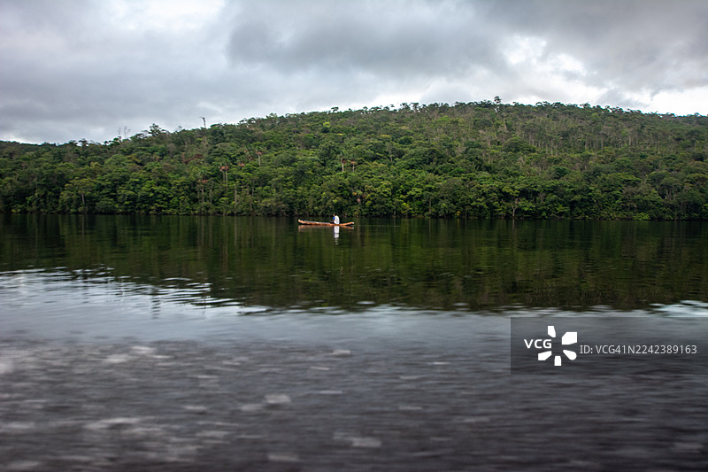 探索失落的世界:佩蒙勇士穿越卡拉奥河;在通往天使瀑布的门户卡奈玛深处,体验木制库里亚拉船、粉红沙滩和充满蛇的急流。图片素材
