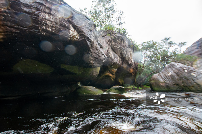 探索失落的世界：佩蒙勇士穿越卡拉奥河；在通往天使瀑布的门户卡奈玛深处，体验木制库里亚拉船、粉色沙滩和充满蛇的急流。图片素材