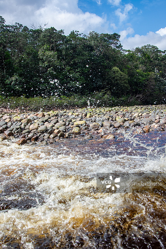 奥扬特普伊台地景观，乘船游览卡拉奥河。 करण्याचा心：乘库里亚拉船游览卡拉奥河，穿越草原，徒步雨林，抵达雄伟的台地。图片素材