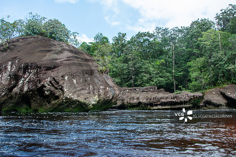 奥扬特普伊台地的景色，在卡劳河上航行。卡奈玛之心：乘坐库里亚拉船航行于卡劳河，穿越稀树草原，徒步雨林以抵达雄伟的台地。图片素材