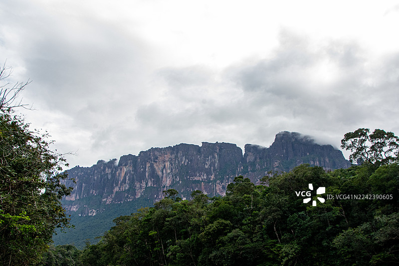 奥扬特普伊台地的景色，在卡劳河上航行。卡奈玛之心：乘坐库里亚拉船航行于卡劳河，穿越稀树草原，徒步雨林抵达宏伟的台地。图片素材