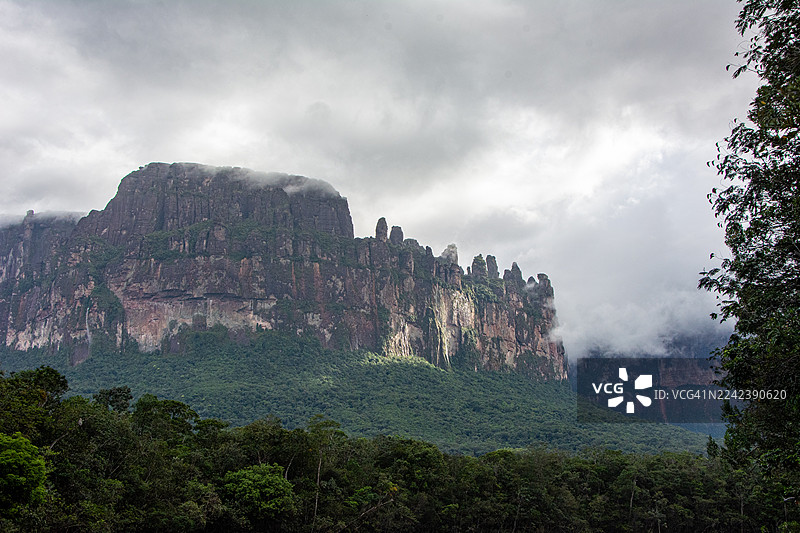 奥扬特普伊台地景观，在卡拉奥河上航行。卡奈玛之心：乘坐库里亚拉船航行于卡拉奥河，穿越稀树草原，徒步雨林，抵达雄伟的台地。图片素材