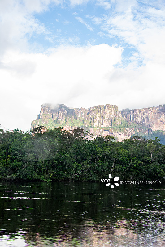 奥扬特普伊台地的景色，在卡劳河上航行。卡奈玛之心：乘库里亚拉船航行于卡劳河，穿越草原，徒步雨林，抵达雄伟的台地。图片素材