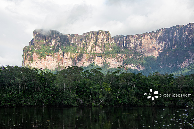 奥扬特普伊桌山的景观,在卡劳河上航行。卡奈马之心:乘坐库里亚拉船航行卡劳河,穿越草原,徒步雨林到达雄伟的桌山。图片素材