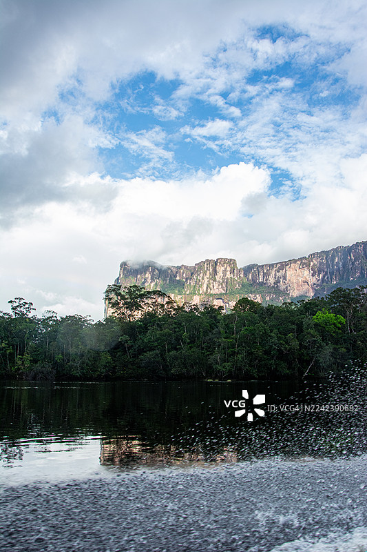 奥扬特普伊台地的景色，在卡劳河上航行。委内瑞拉的内心：乘库里亚拉船航行在卡劳河，穿越稀树草原，徒步雨林到达雄伟的台地。图片素材