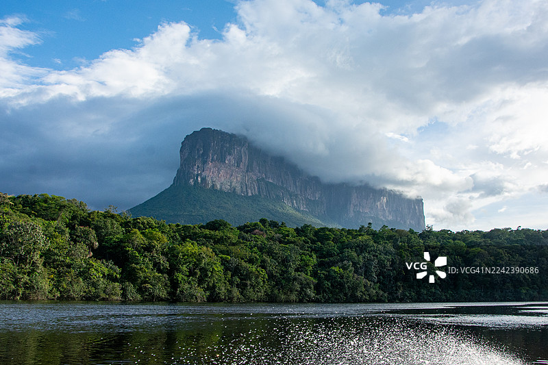 奥扬特普伊台地的景色，在卡劳河航行途中。委内瑞拉的“天使瀑布”之心：乘坐库里亚拉号游船穿越卡劳河，在热带草原上远足，并在雨林中徒步，最终抵达雄伟的台地。图片素材