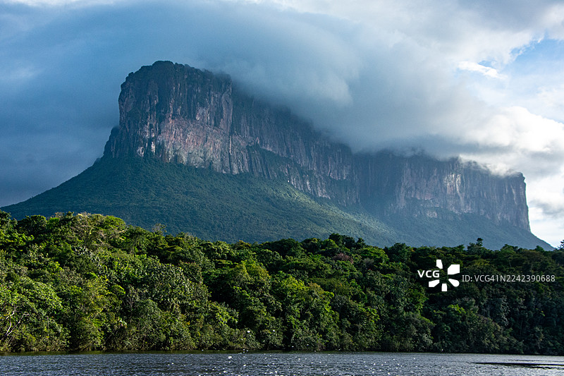奥扬特普伊台地的景色，在卡劳河上航行。卡奈玛之心：乘库里亚拉船航行卡劳河，穿越稀树草原，徒步雨林抵达雄伟的台地。图片素材