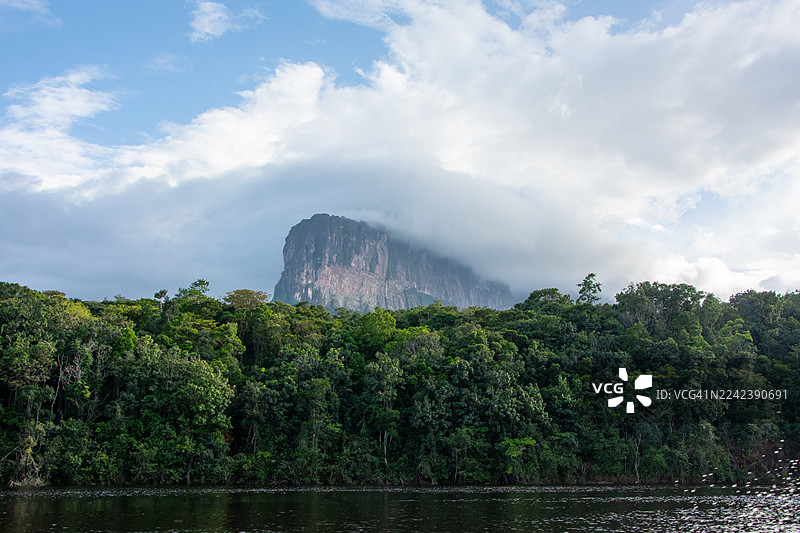 奥扬特普伊台地的景色，在卡拉奥河上航行。委内瑞拉的中心：乘坐库里亚拉船航行卡拉奥河，穿越草原，徒步雨林，抵达雄伟的台地。图片素材