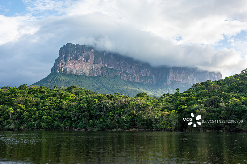 奥扬特普伊的特普伊景观，在卡拉奥河上航行。卡奈玛之心：乘坐库里亚拉号在卡拉奥河上航行，穿越草原，徒步雨林，抵达雄伟的特普伊。图片素材
