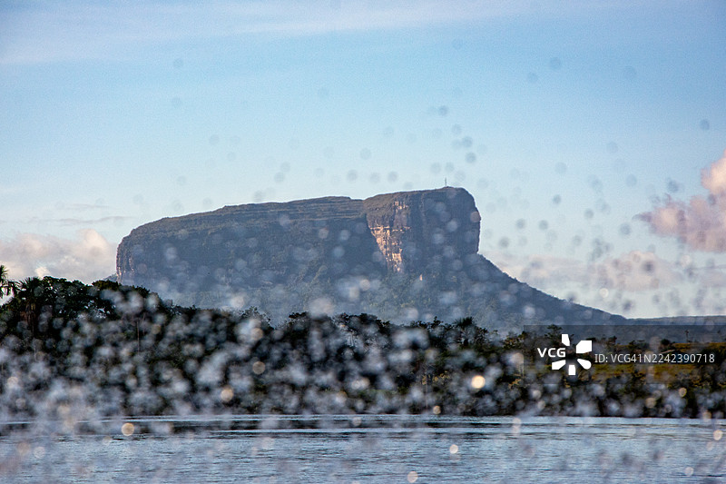 奥扬特普伊台地的景色，在卡拉奥河上航行。委内瑞拉的内心：乘坐库里亚拉船航行在卡拉奥河上，穿越草原，徒步雨林，抵达雄伟的台地。图片素材