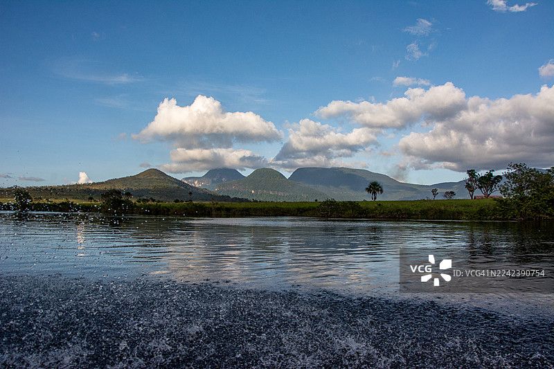 委内瑞拉卡奈玛国家公园:乘库里亚拉船穿越卡劳河,穿行于热带草原,徒步雨林抵达雄伟的山岳桌台。图片素材