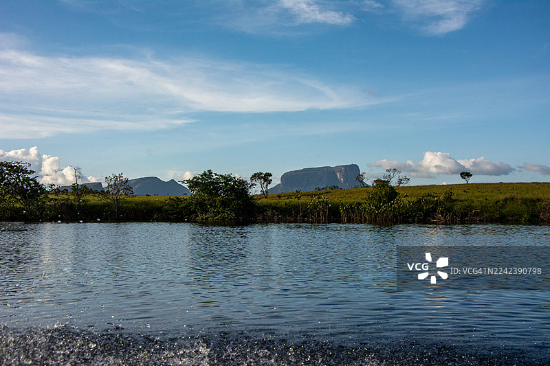 委内瑞拉卡奈玛国家公园:乘库里亚拉船穿越卡劳河,漫步草原,徒步雨林,抵达宏伟的山顶桌山。图片素材