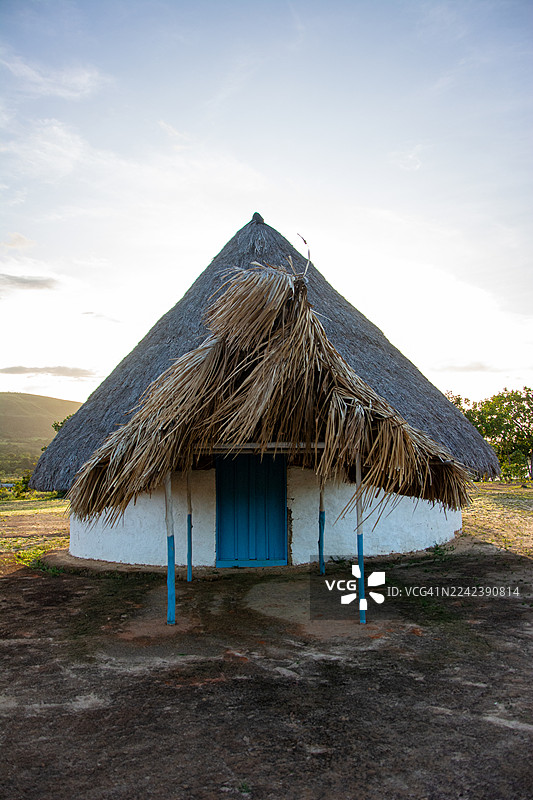 原住民营地。典型的楚鲁阿塔（churuatas）房屋。卡奈玛之心：乘坐库里亚拉（Curiara）船穿越卡劳河，穿越草原，徒步雨林，抵达雄伟的特普伊山。图片素材