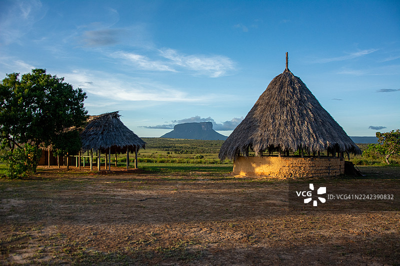 原住民营地。典型的楚鲁阿塔（churuatas）房屋。卡奈玛之心：乘坐库里亚拉（Curiara）船在卡劳河（Carrao River）上航行，穿越草原，徒步雨林，抵达雄伟的特普伊山。图片素材