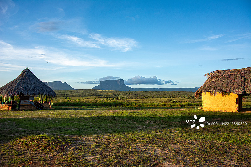 原住民营地。典型的楚鲁塔（churuatas）房屋。卡奈玛之心：乘坐库里亚拉（Curiara）船在卡劳河（Carrao River）上航行，穿越热带稀树草原，徒步雨林抵达雄伟的特普伊山。图片素材