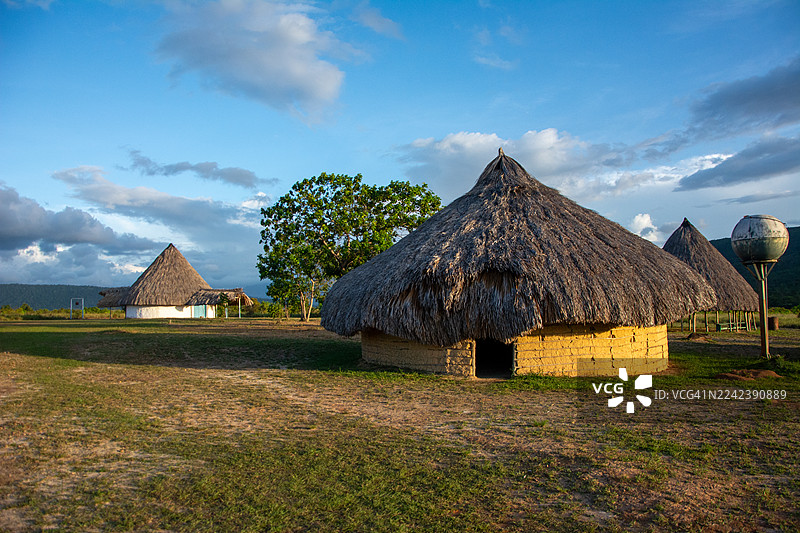 原住民营地。典型的楚鲁阿塔（churuatas）房屋。卡奈玛之心：乘坐库里亚拉（Curiara）船穿越卡劳河，穿越草原，徒步雨林，抵达雄伟的特普伊山。图片素材