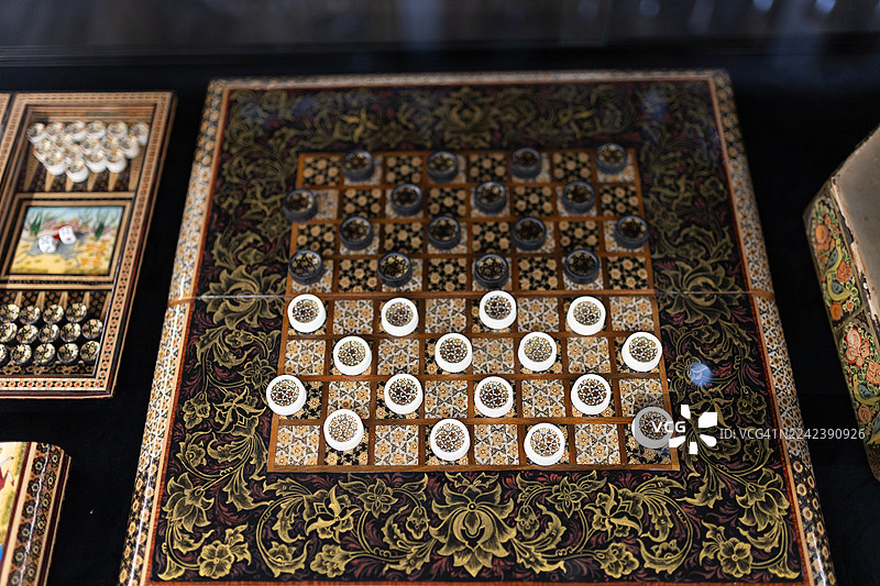 华丽的国际象棋棋盘，装饰有精美的瓷砖，豪华的玩乐表面上环绕着错综复杂的图案图片素材