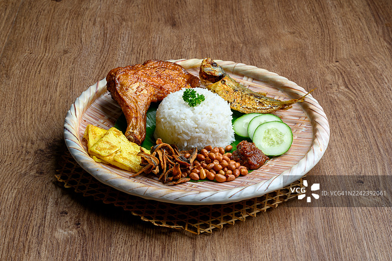 椰浆饭是马来西亚菜肴，以米饭加入椰奶和香兰叶烹煮而成。图片素材