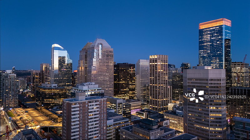 卡尔加里市中心摩天大楼的黎明景象——包括布鲁克菲尔德广场、银行家大厅和第八大道广场图片素材