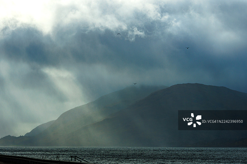 苏格兰威廉堡附近的艾尔湖上笼罩着薄雾图片素材