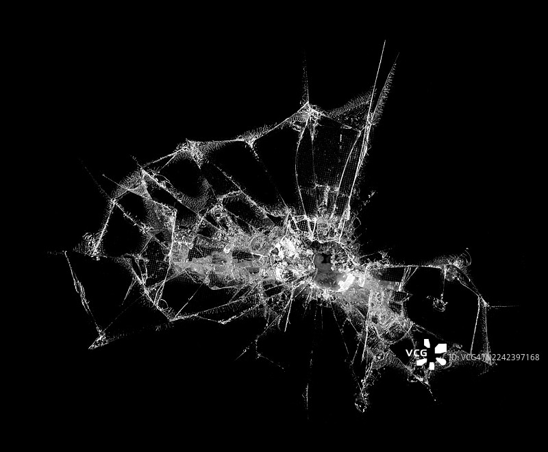 遭受撞击后破裂并带有一个洞的电视屏幕。图片素材