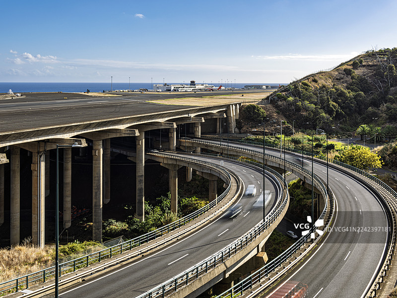 马德拉岛机场跑道上，车辆穿行的公路横穿而过。图片素材