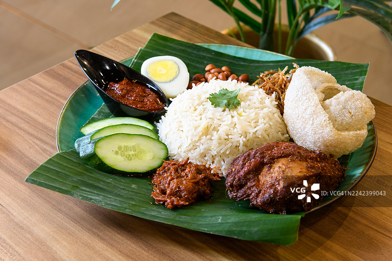 参巴鸡肉椰浆饭。马来西亚传统美食。图片素材