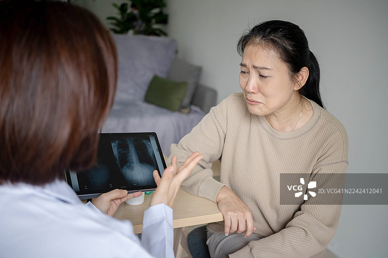 关怀的医生正在与病人交流图片素材