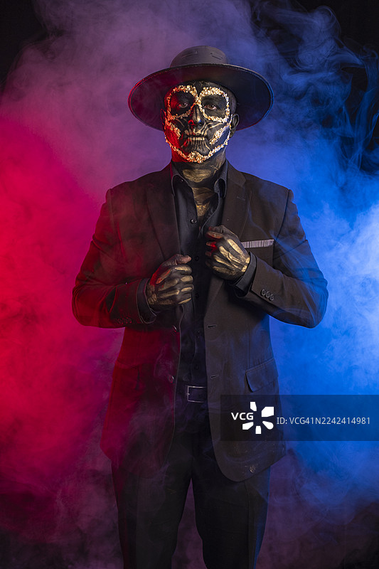 墨西哥卡特里纳人（Catrines）在展示他们的美丽和文化，色彩、造型和情感丰富，尽显优雅。图片素材