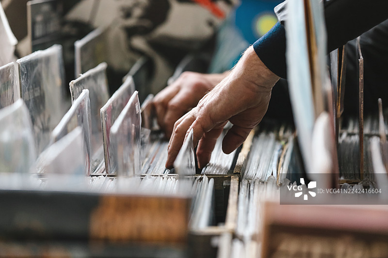 人们在当地的跳蚤市场挑选复古黑胶唱片图片素材