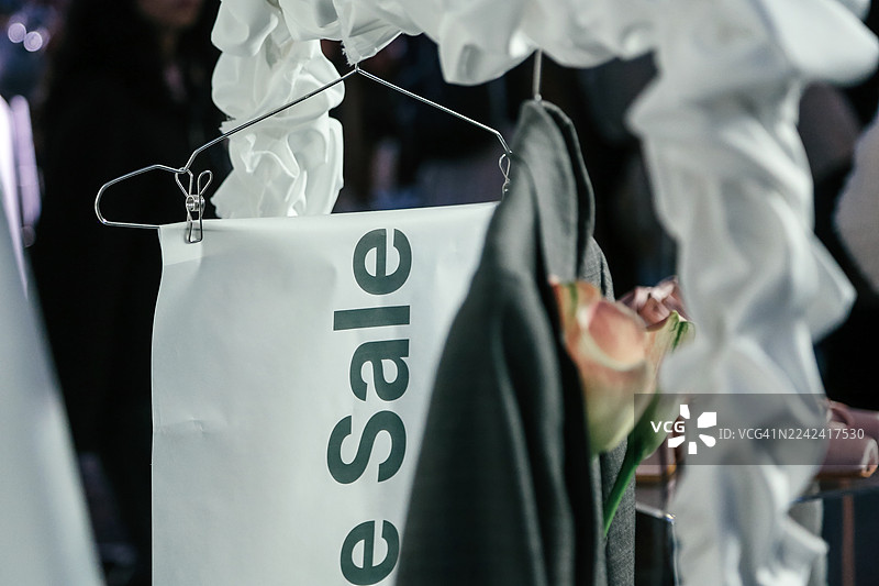 车库甩卖告示牌，背景为模糊的跳蚤市场图片素材