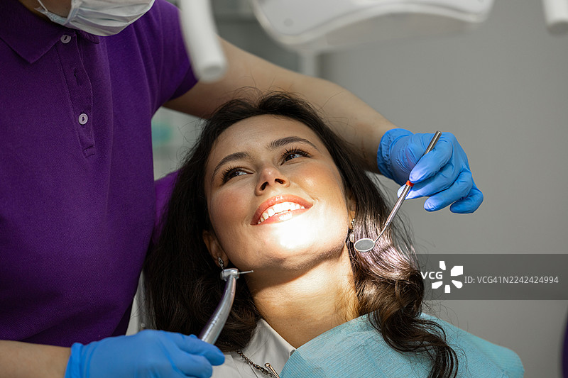 一位快乐的患者在现代化诊所接受常规检查的牙科护理图片素材