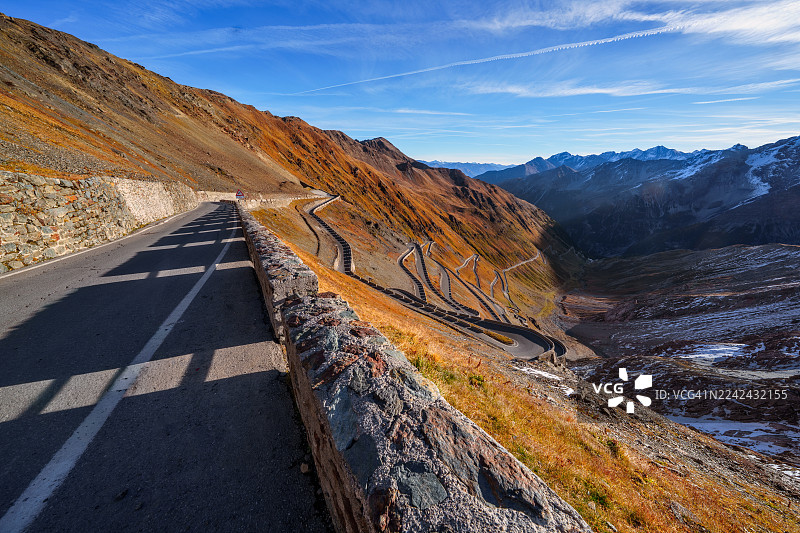 意大利欧洲斯泰尔维奥山口山区公路图片素材