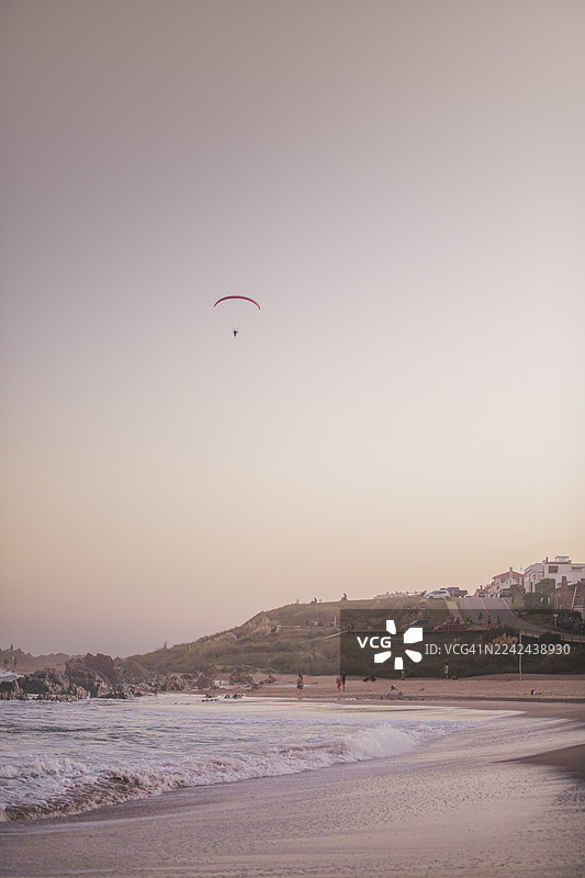 在乌拉圭罗恰省拉佩德雷拉悬崖上空飞行的滑翔伞图片素材