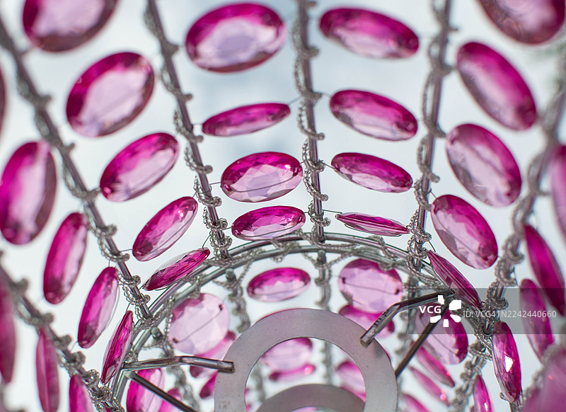 粉色珠子吊灯细节，营造出抽象图案图片素材