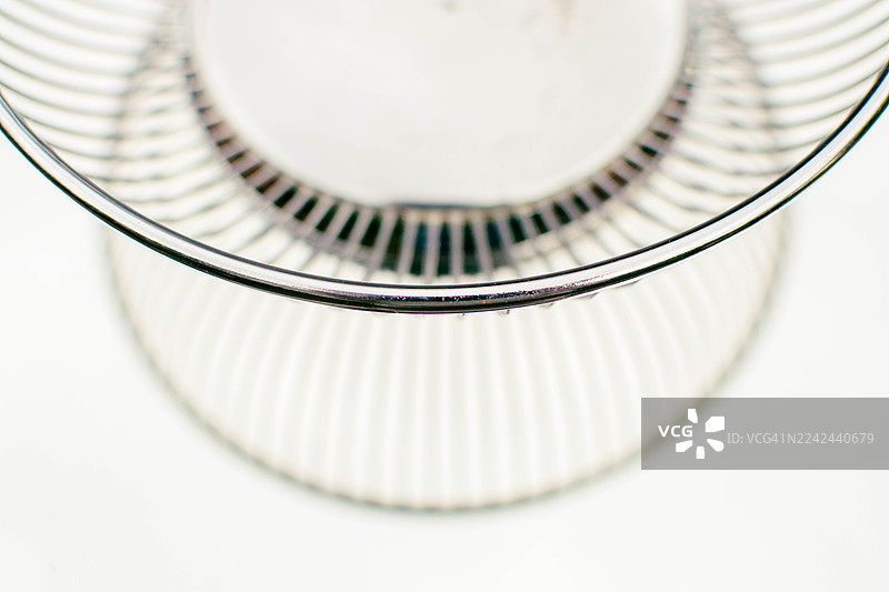 带有白色背景的镀铬反光线篮图片素材