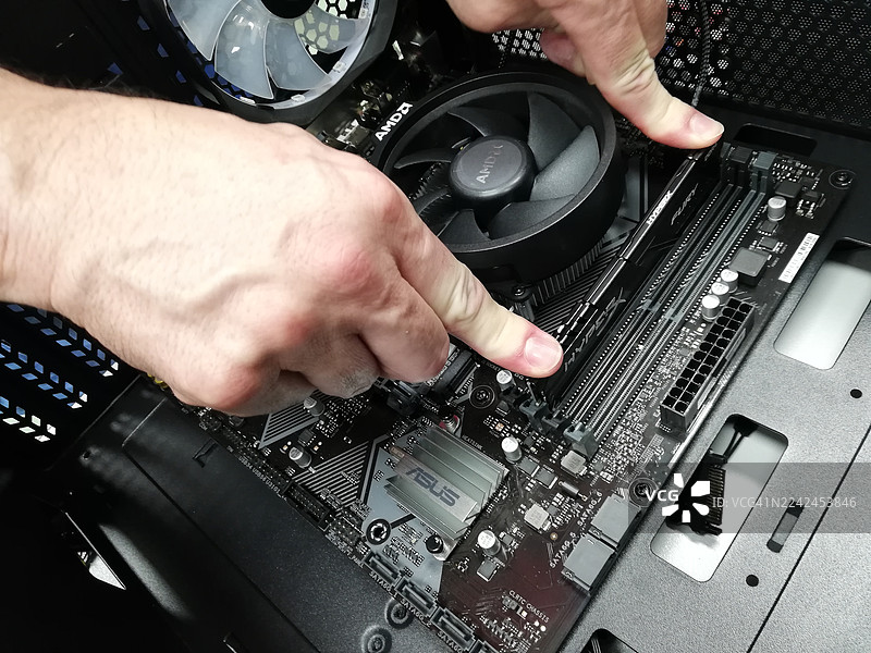 将内存条插入电脑主板图片素材