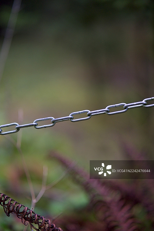乡间阻挡出入的钢链图片素材