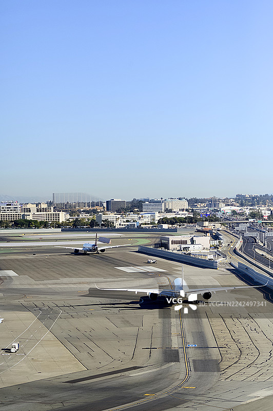 两架喷气式飞机从后方滑行图片素材