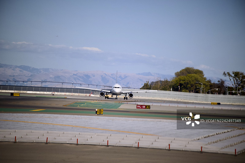 跑道上喷气式飞机的长头俯视图图片素材