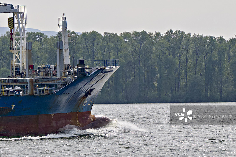 船只正驶向下游的哥伦比亚河图片素材