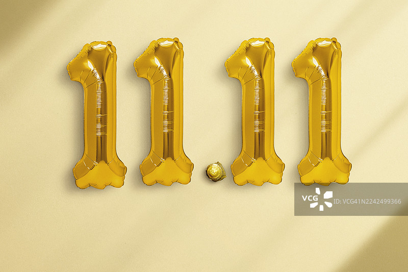 金色的箔片气球组成“11.11”数字，象征着光棍节的庆祝活动和大型购物折扣。闪亮的金属质感和节日风格营造出奢华欢乐的氛围。非常适合用于说明节日促销、电子商务图片素材