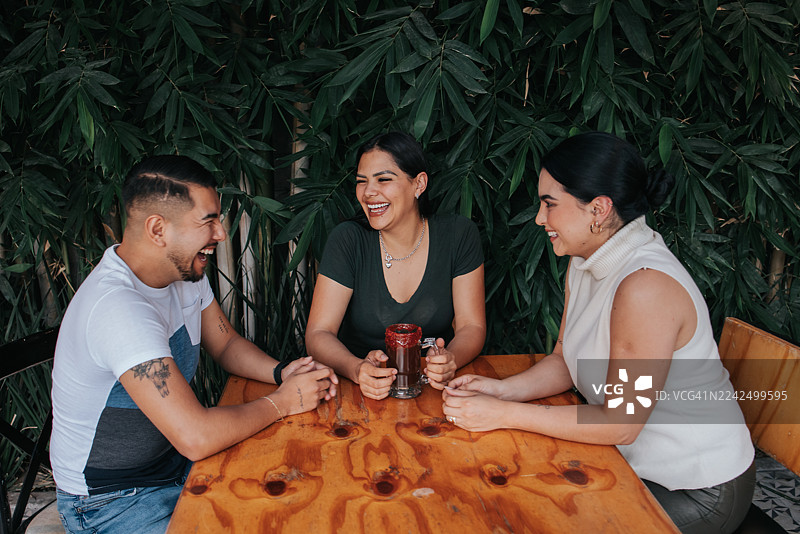 朋友们在餐馆庆祝下班后重逢图片素材