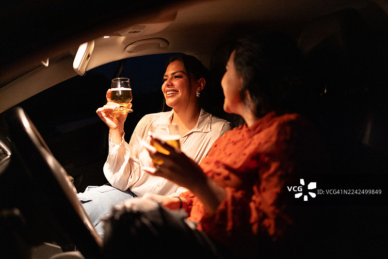 下班后，亲密的朋友们在车里聊天图片素材