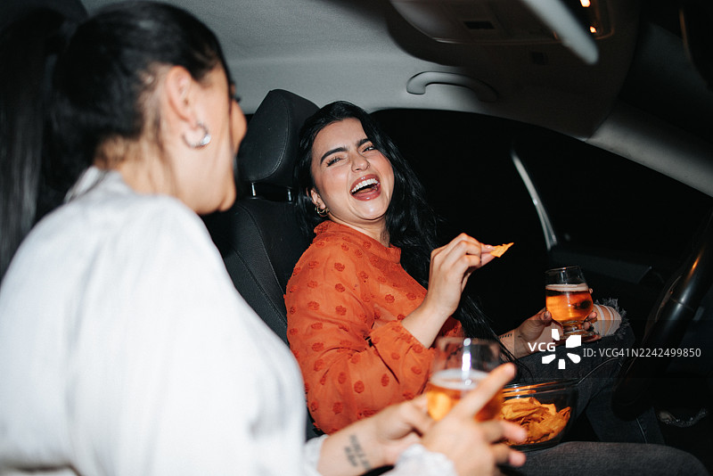下班后，好朋友们在车里聊天图片素材
