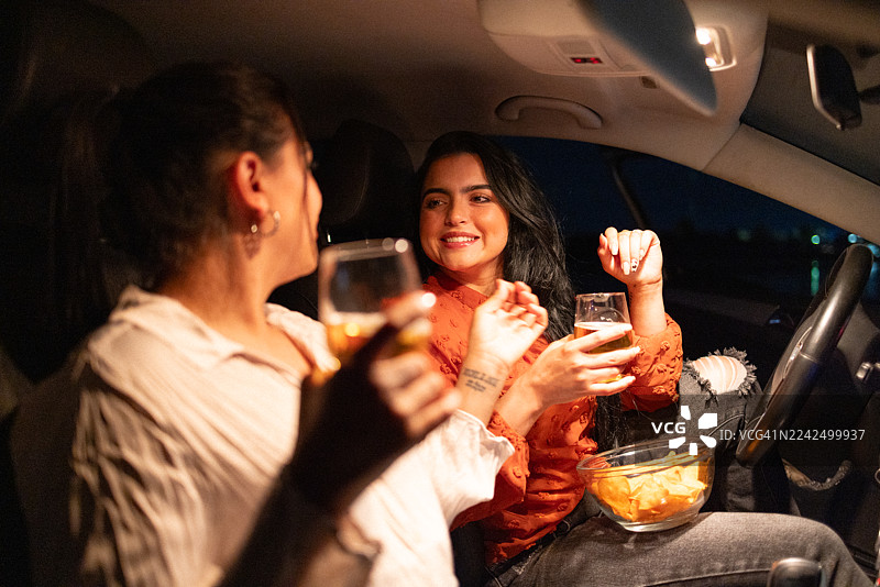 下班后，好朋友们在车里聊天图片素材